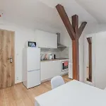 Flat Near Castle Stylish & Prime Location 3 Apartment