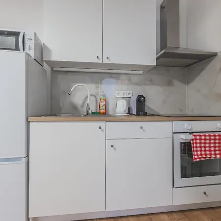 شقة Flat Near Castle Stylish & Prime Location 3 *