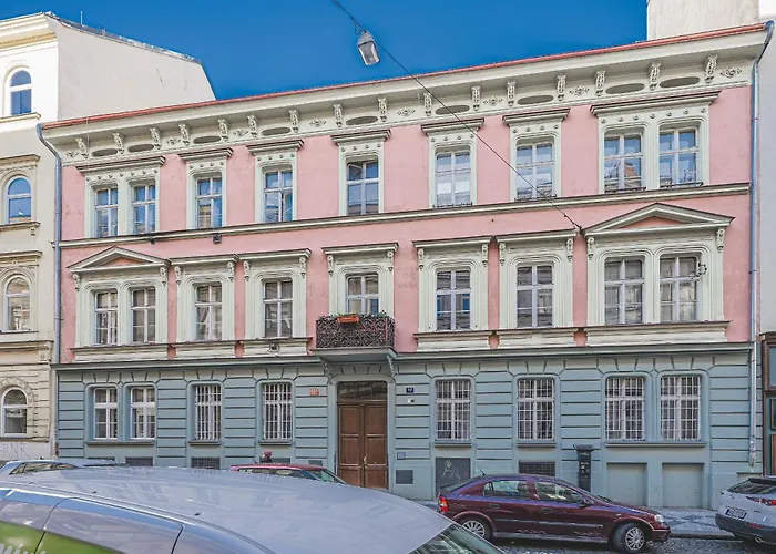 Flat Near Castle Stylish & Prime Location 3